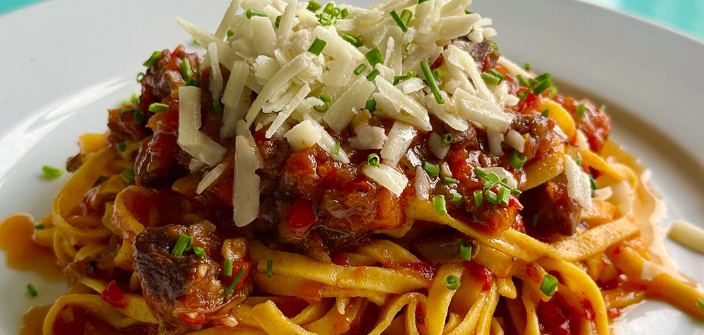 Tagliolini allo Zafferano con Ragu d'Agnello ai Peperoni 